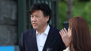 석방된 김용 "조작 검찰 범죄 밝혀질 것…거짓말로 사건 만들어"